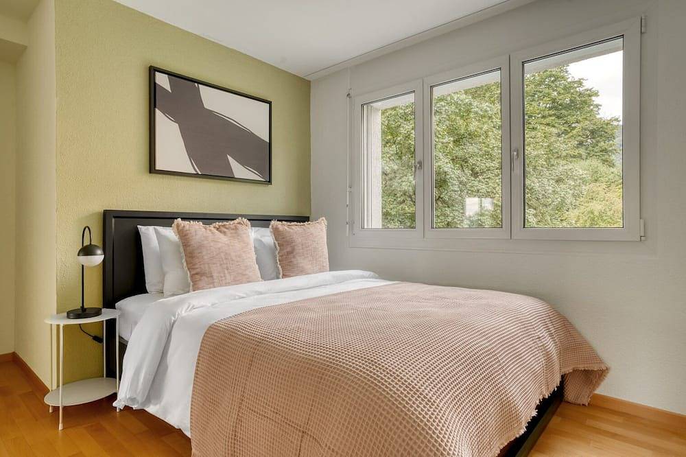 Entire apartment, Airy Leimbach 4.5 Room w/ Storage & W/D, 5 min to Market, by Blueground in Zurich, Zurich district