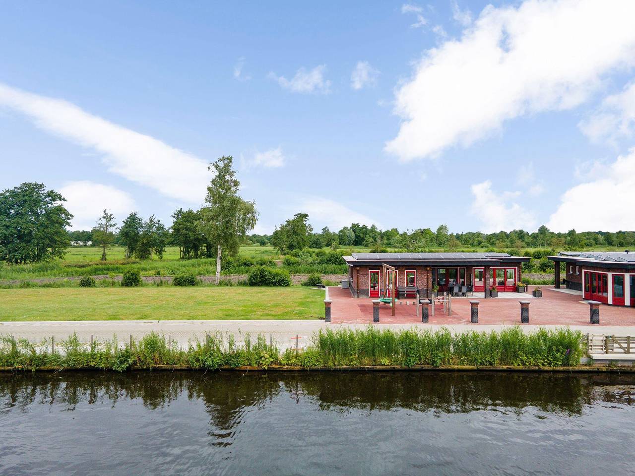 Ferienhaus in Friesland am Kanal & See in Friesland