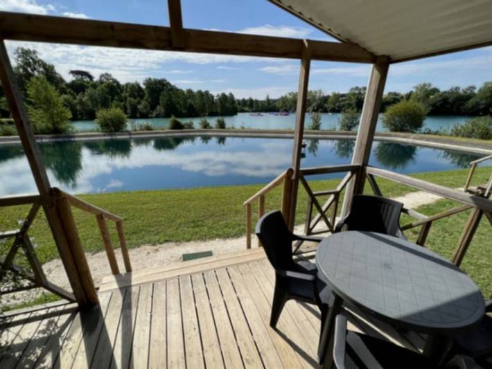 Gîte pour 4 personnes, avec Terrasse ainsi que Piscine et Vue sur le lac à Saint-Mézard