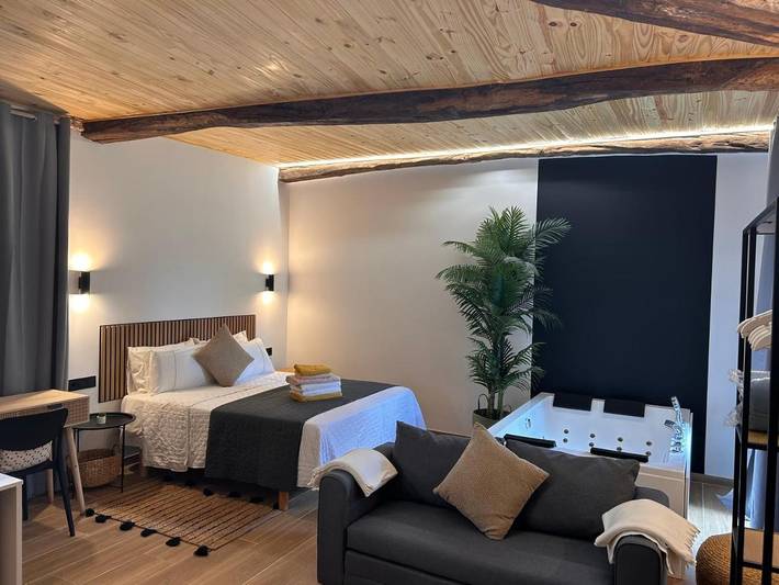 Albergue para 3 personas, con terraza además de jardín y jacuzzi en Teo 