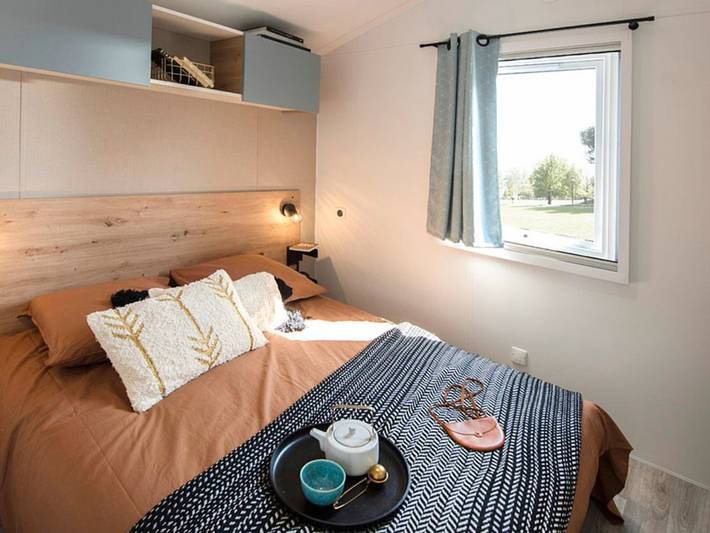 Mobil home pour 2 personnes, avec terrasse et piscine, animaux acceptés à Collias