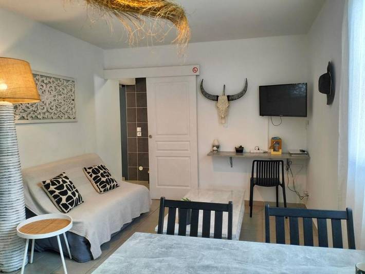 Location de vacances pour 2 personnes, avec jardin ainsi que piscine et vue dans Plage de Trou d'eau - 2