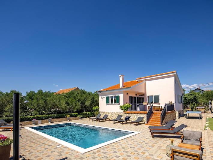 Vacation rental for 12 people, with pool and terrace in Zadar