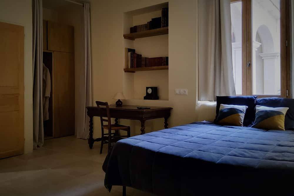 Appartement entier, Spa Privé & Patio de charme (Proche Avignon & Vignobles) in Roquemaure, Région de Nîmes