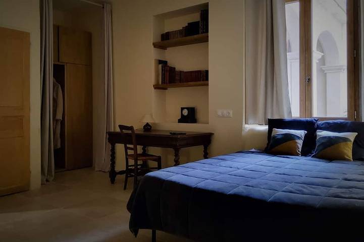 Entire apartment, Private Spa & Charming Patio (Near Avignon & the Vineyards) in Roquemaure, Nimes region