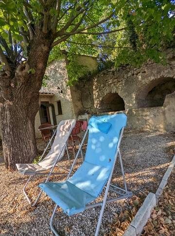 Gîte pour 2 personnes, avec piscine ainsi que jardin et vue à Barjols