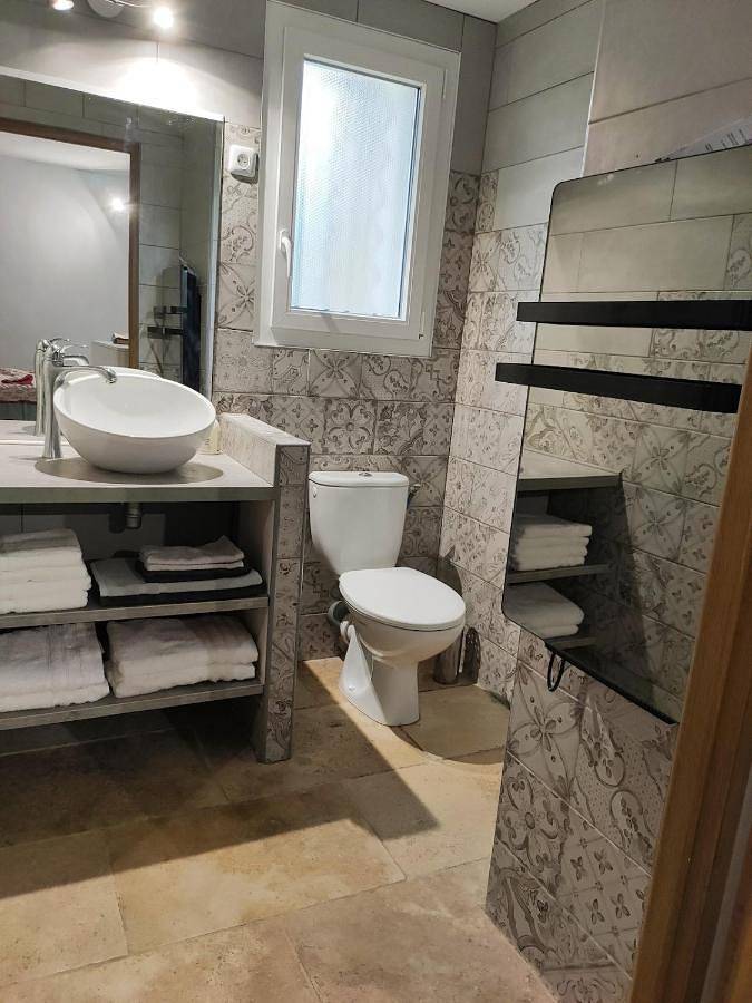 Appartement entier, One-Bedroom Apartment in Pujaut, Région de Nîmes