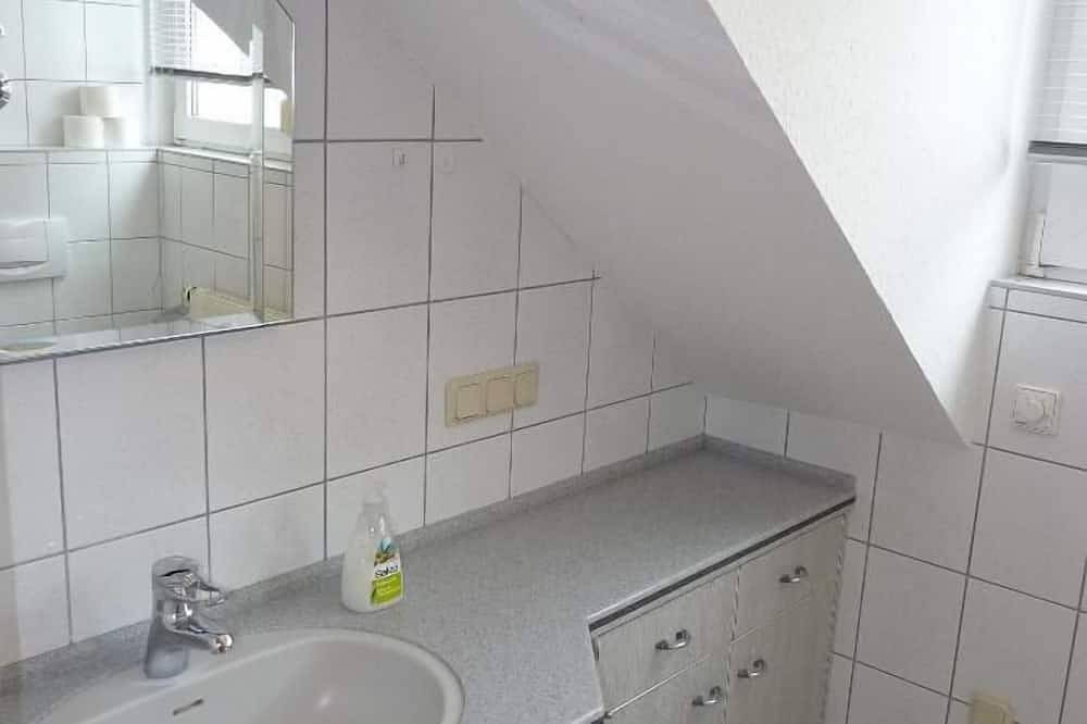 Ganze Wohnung, Helle Ferienwohnung mit zwei Balkone und kleinem Wintergarten in Bad Staffelstein, Oberes Maintal - Coburger Land