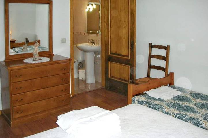 Location de vacances pour 5 personnes, avec terrasse et jacuzzi ainsi que jardin et piscine dans Pedraça - 4