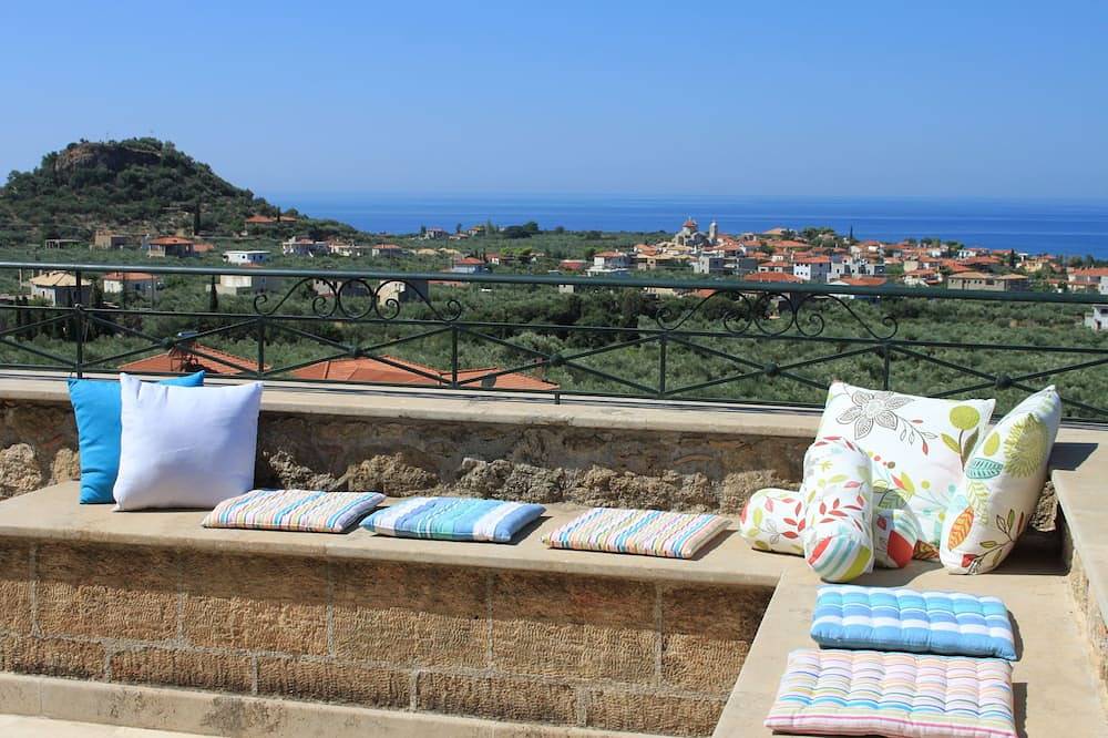 Traditional Stone Villa mit großem Blick auf das Meer in Stoupa, Messenien