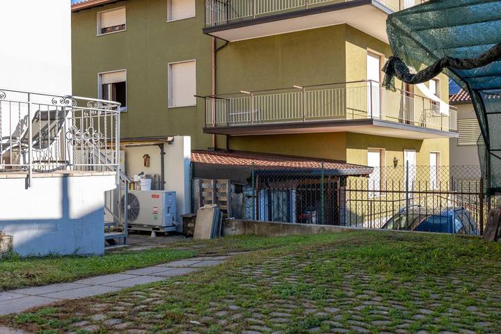 Ganze Wohnung, Ferienwohnung für 4 Personen mit Balkon/Terrasse in Costa Volpino, Iseosee