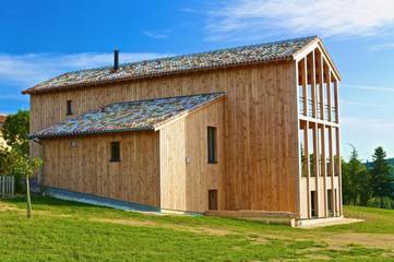 Gîte pour 10 personnes, avec jacuzzi et piscine ainsi que sauna et jardin à Saint-Martial-de-Valette