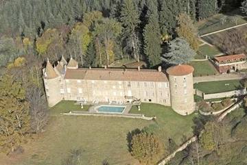 Cottage pour 4 personnes, avec piscine et vue ainsi que jardin et terrasse à Vollore-Ville