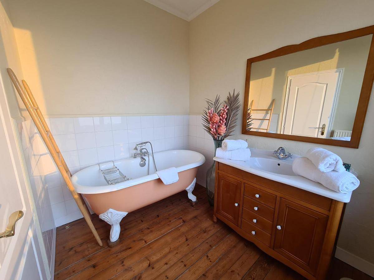 Queen Room with Sea View in Honfleur, Région de Lisieux