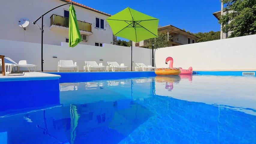 Ferienwohnung für 9 Personen, mit Pool in Bibinje