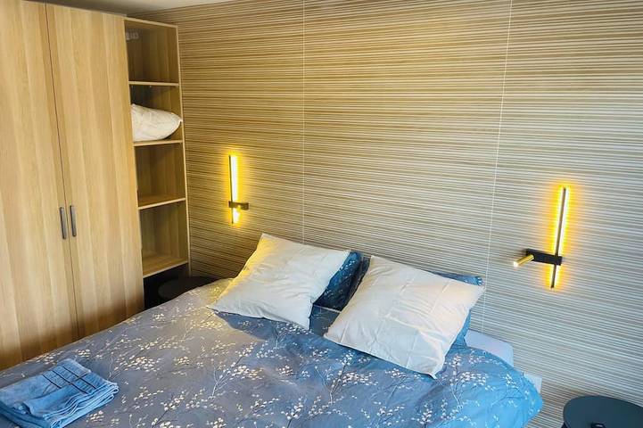 Entire apartment, Fabulous 3Br  Apt at the doors of Paris, view on Sacre Coeur, parking, WiFi A/C in Saint-Ouen, Seine-Saint-Denis