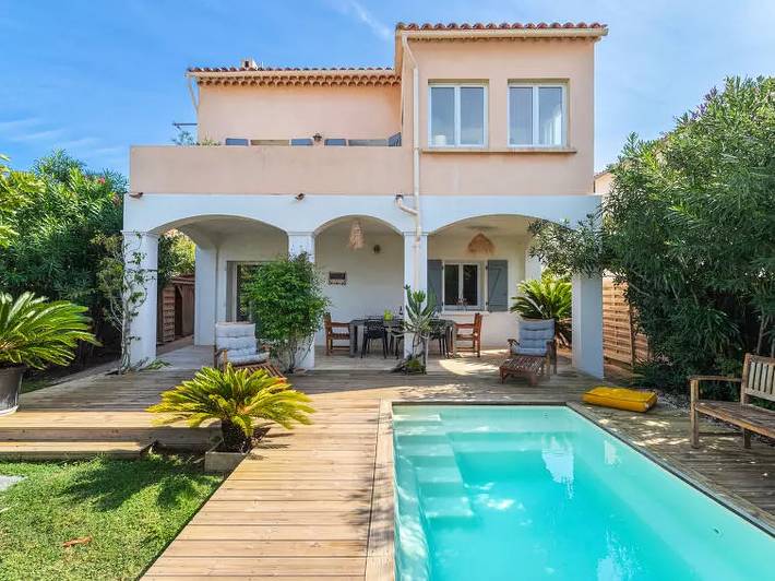 Villa pour 8 personnes, avec Terrasse ainsi que Jardin et Piscine