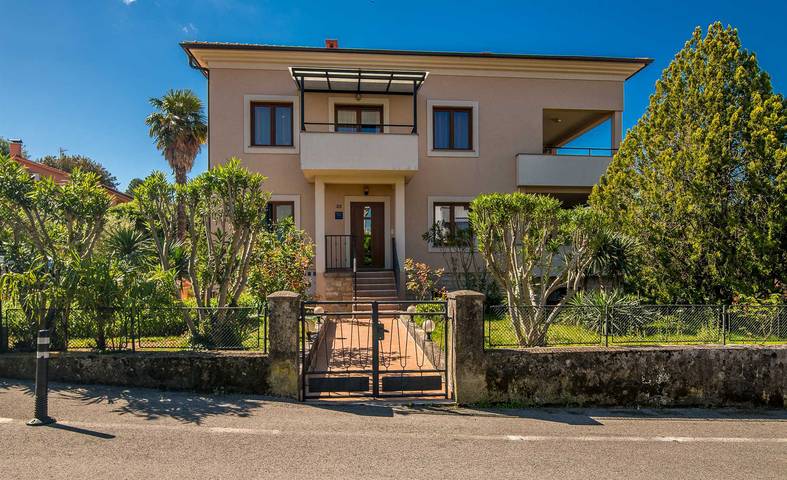 Ferienwohnung für 6 Personen, mit Balkon in Njivice