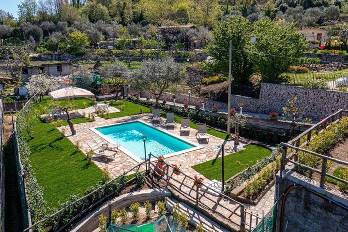 Casa vacanza per 7 persone, con balcone e vista oceano nonché giardino in Sant'Agata sui Due Golfi