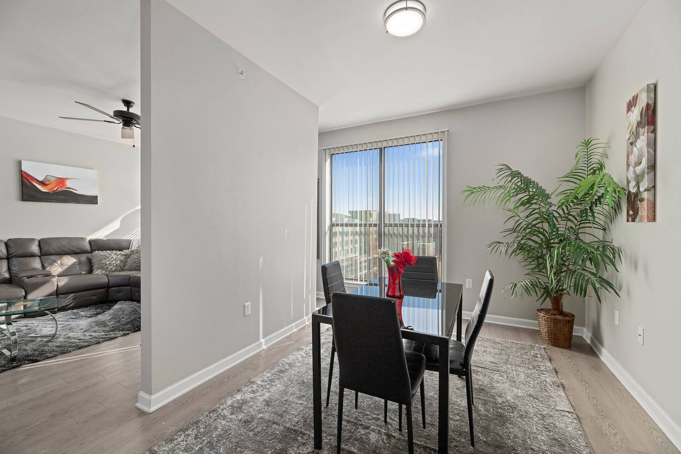 Ganze Wohnung, Geräumiges Apartment in Dallas mit Blick auf die Stadt in der Nähe der Galleria Mall in Dallas, Dallas County