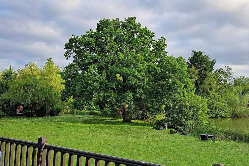 Lakeside Lodge with 6 berth hot tub and private fishing peg in Tattershall, Lincolnshire