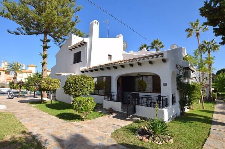 Holiday rental for 4 people, with garden and terrace as well as pool in La Zenia