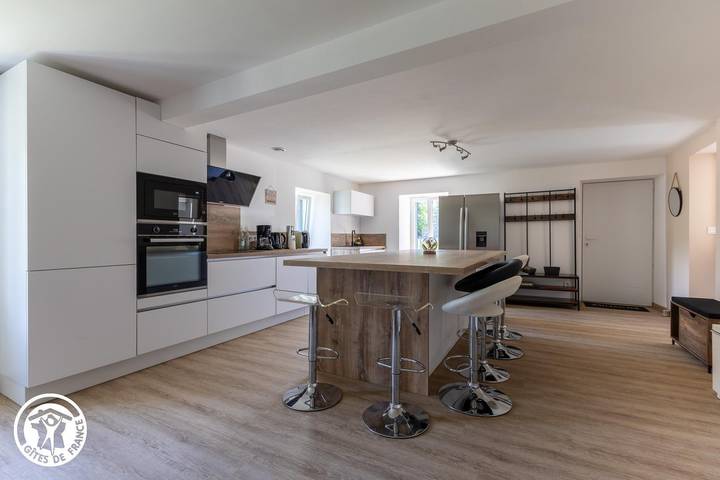 Gîte pour 12 personnes, avec jardin dans Perpezat - 4