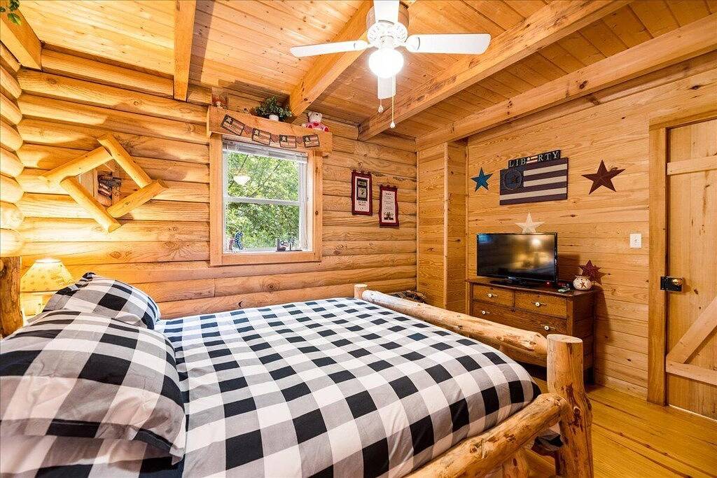Log Cabin, Utk/Neyland, Smokies, 16acres, Fp, Hottub, Arcade, Fishing, Golf,Pets in Knox County (TN)