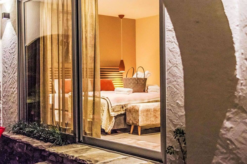 Acogedor apartamento en villa con internet, piscina, patio, vista panorámica y aparcamiento in Ronco sopra Ascona, Alpes Ticineses y del Verbano