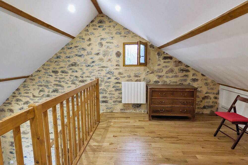 Gîte nature avec cheminée, étang privé et pêche, accueillant 2 à 4 pers, proche randos et loisirs in Saint-Georges-sur-Erve, Mayenne
