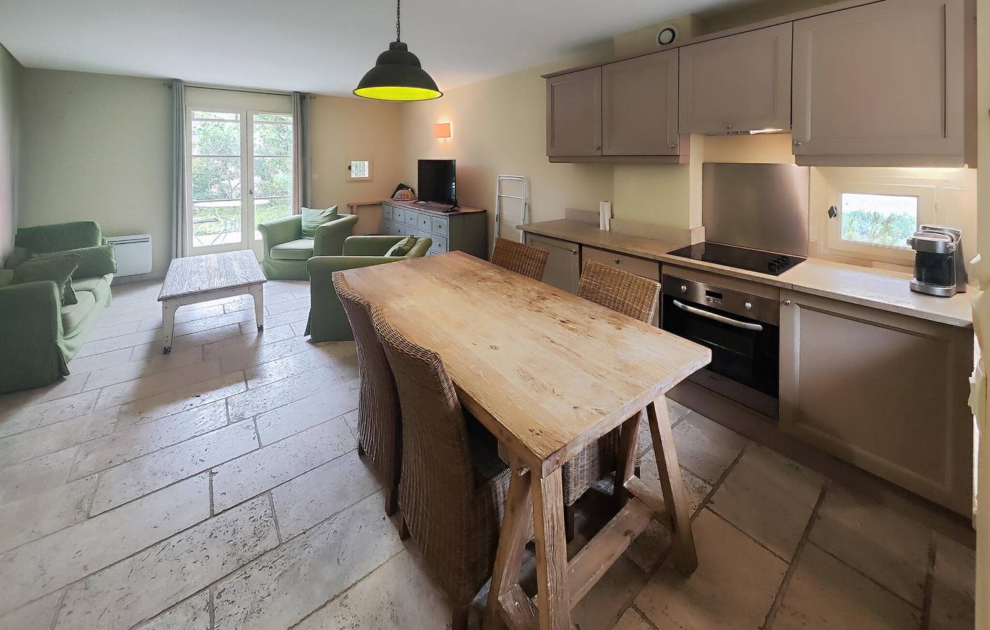 Appartement moderne avec terrasse, parking, climatisation - 2km de la rivière, 2.5km de Tournissan in Saint-Laurent-de-la-Cabrerisse, Région de Narbonne