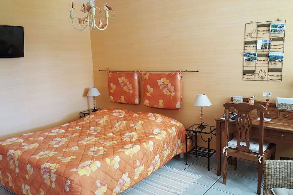 Gîte  + Piscine Privée +  Jardin : \"Le Panorama\" (6-8 pers.)<br> in Vieille-Brioude, Parc Naturel Régional Livradois-Forez