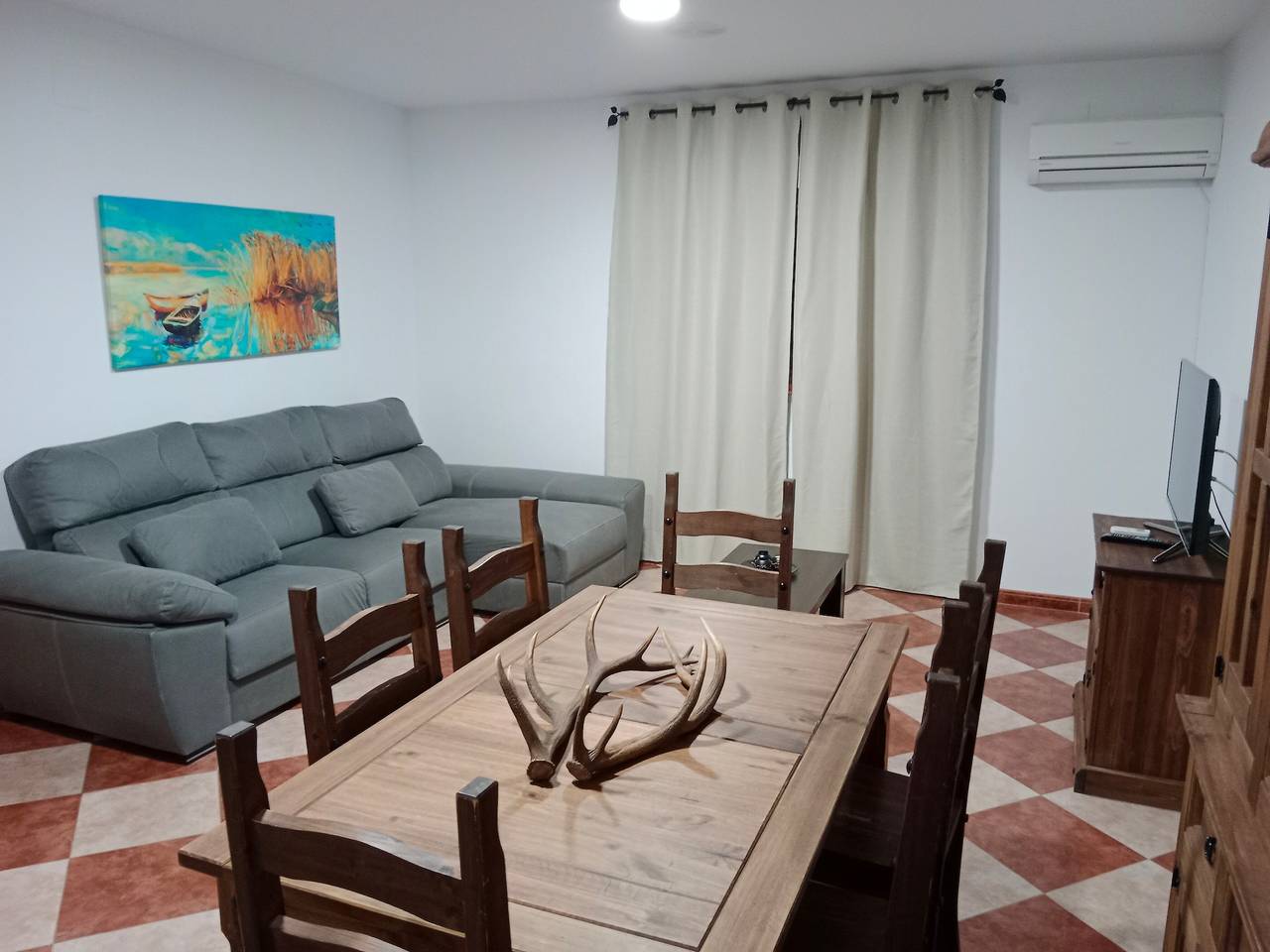 Casa de vacaciones Nuevas Poblaciones con vistas a la montaña, piscina y Wi-Fi in Santa Elena, Sierra Morena