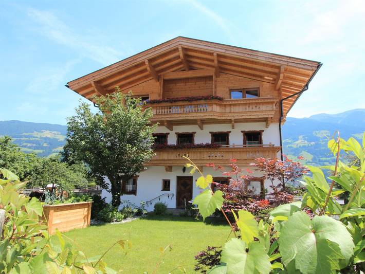 Ferienwohnung für 8 Personen, mit Balkon und Garten sowie Ausblick in Fügen