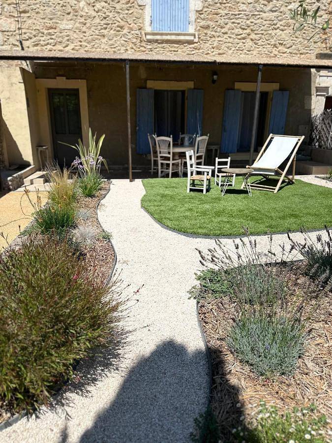 Location de vacances pour 4 personnes, avec jardin ainsi que vue et terrasse à Goudargues - 2