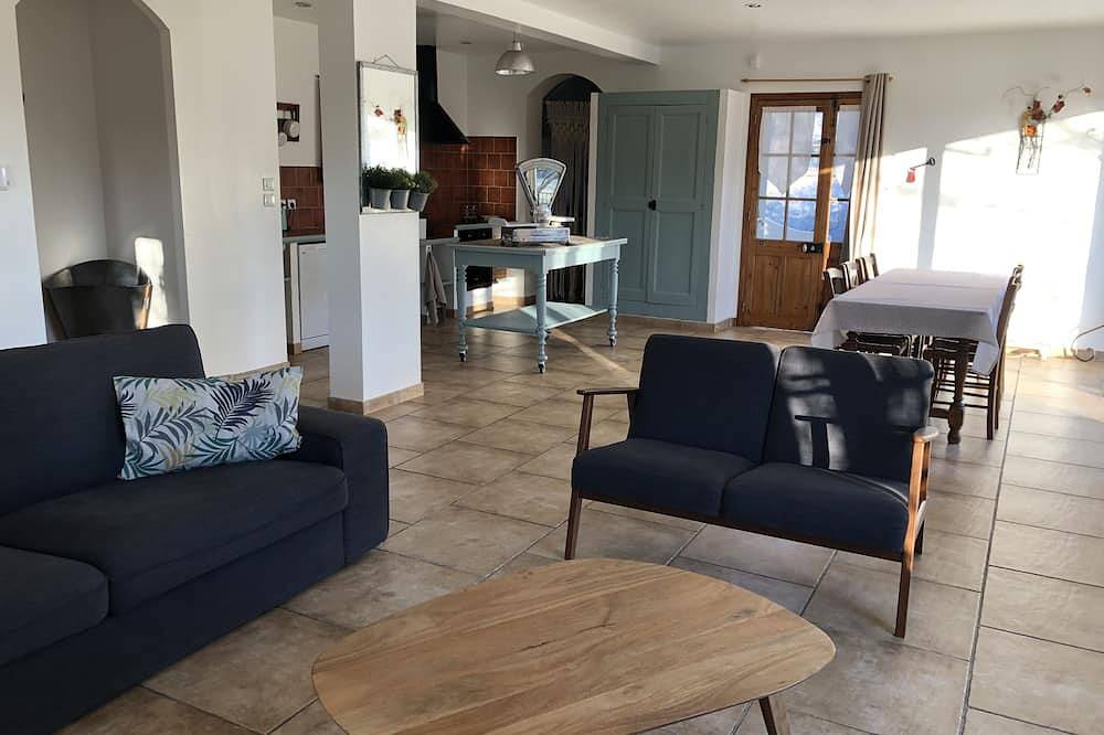 Nice House In The Country With Private Pool (pets accessibility) in Cabannes, Arles region