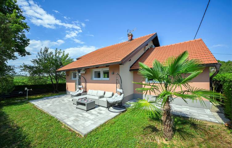 Ferienhaus für 4 Personen, mit Whirlpool und Terrasse sowie Garten