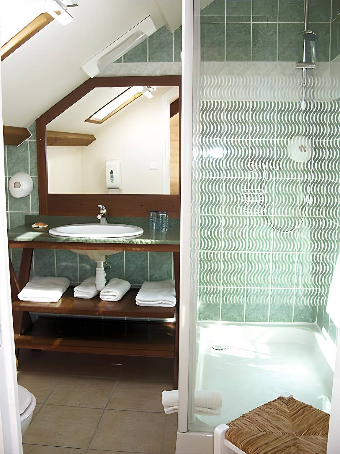 Gästezimmer „La Souricière - Les Pies“ mit gemeinsamer Terrasse, Garten und Wlan in Cancale, Mont-Saint-Michel-Bucht