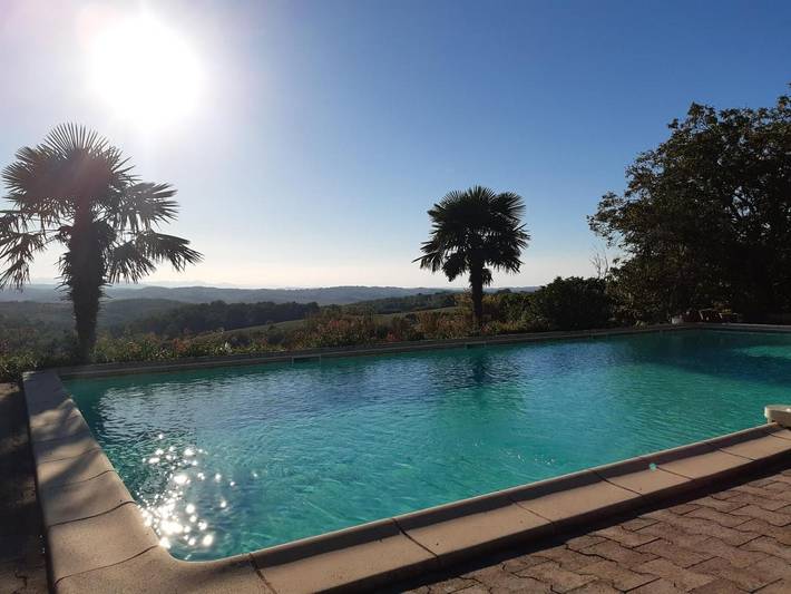 Cama y desayuno para 2 personas, con jardín además de terraza y piscina en Ariège