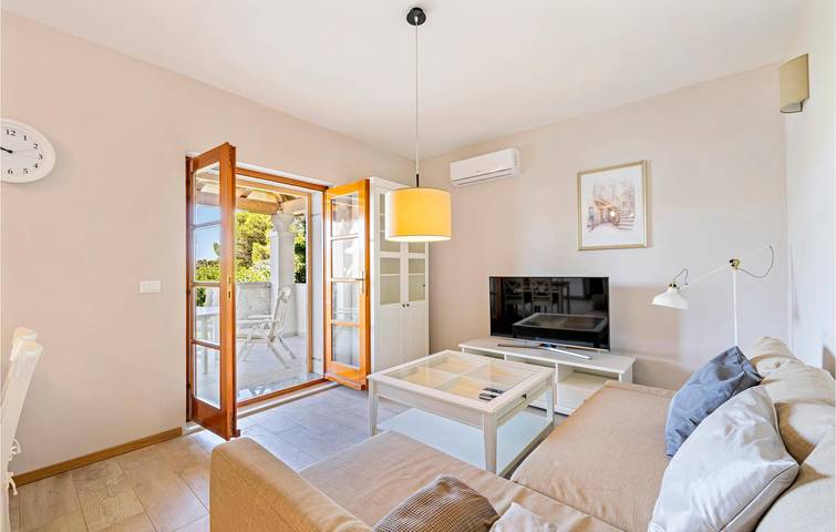 Ganze Ferienwohnung, Modernes Apartment, 2,5 km vom Strand entfernt, mit WLAN, Klimaanlage, Terrasse und Parkplatz in Žaborić, Šibenik-Knin