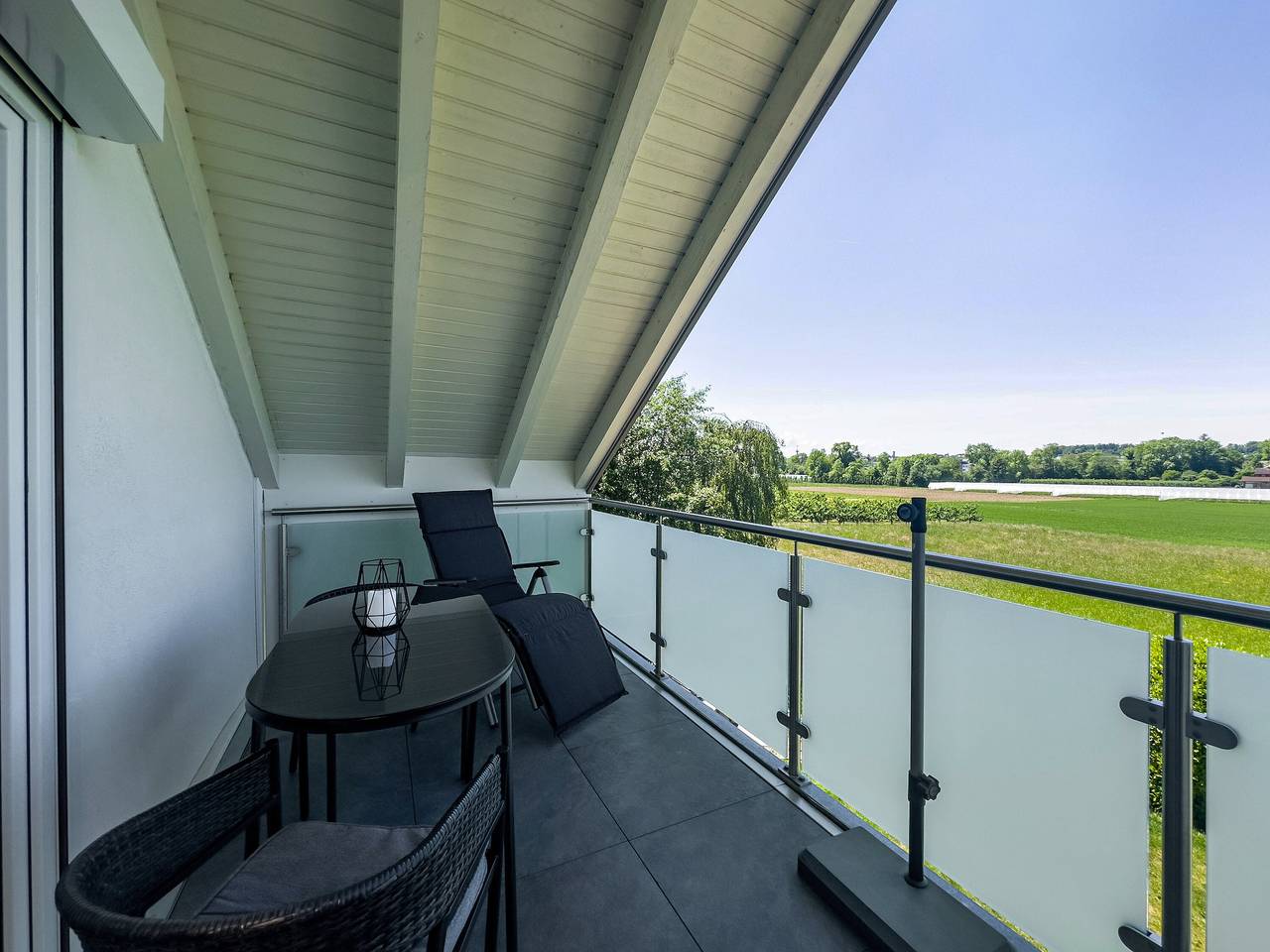 Ganze Wohnung, Moderne Ferienwohnung 2 im Haus Sohl mit Privatem Balkon & Wifi in Friedrichshafen, Region Bodensee-Oberschwaben