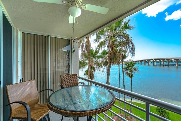Vacation rental for 4 people, with pool and balcony in St. Petersburg (FL)