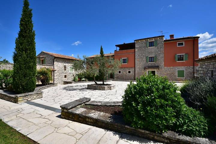 Ferienanlage für 6 Personen, mit Pool und Garten sowie Ausblick, mit Haustier in Umag