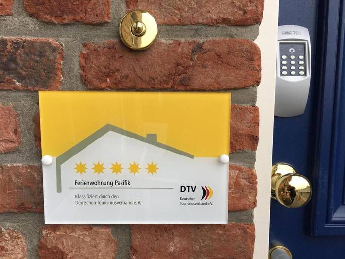 Ferienwohnung für 3 Personen, mit Balkon und Whirlpool sowie Terrasse und Garten in Brake - 2