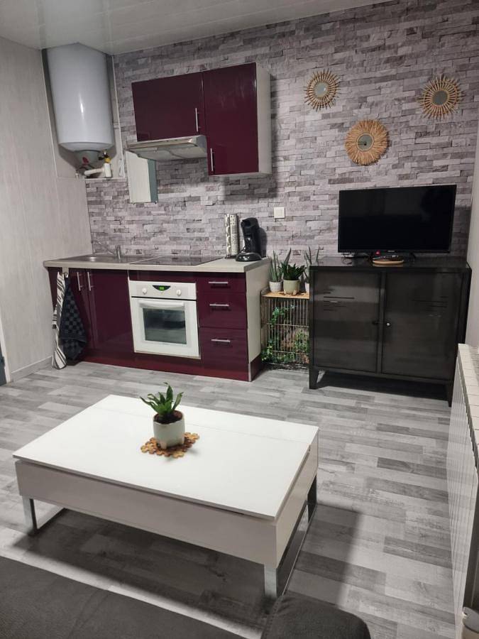 Appartement entier, Studio Quai 1 Voie A parking gratuit in Bétheniville, Marne