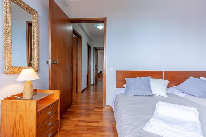 Apartamento entero, Modern 3 Bedroom Ocean View Apartment -Walking Distance to Funchal City Centre in São Martinho, Isla de Madeira