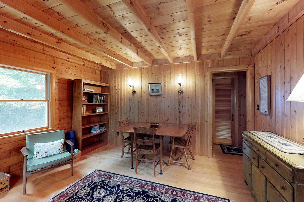 Schönes rustikales Haus mit Seeblick, Terrasse und Feuerstelle - zu Fuß zum Strand in Moosehead Lake