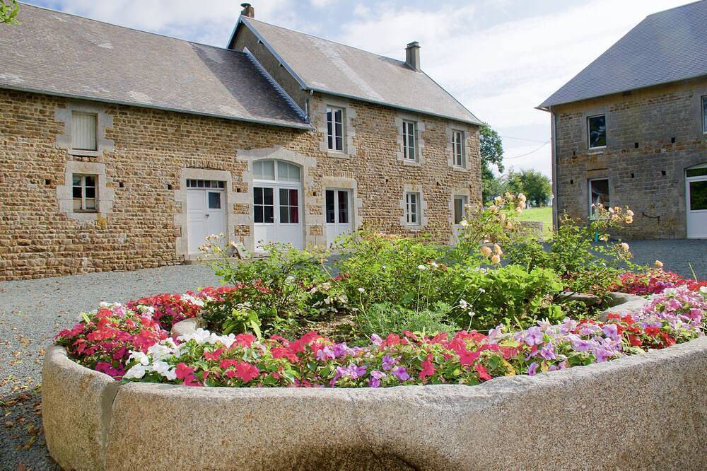 Grand Grand Gîte familial -  (7 km des plages) in Contrières, Région de Coutances