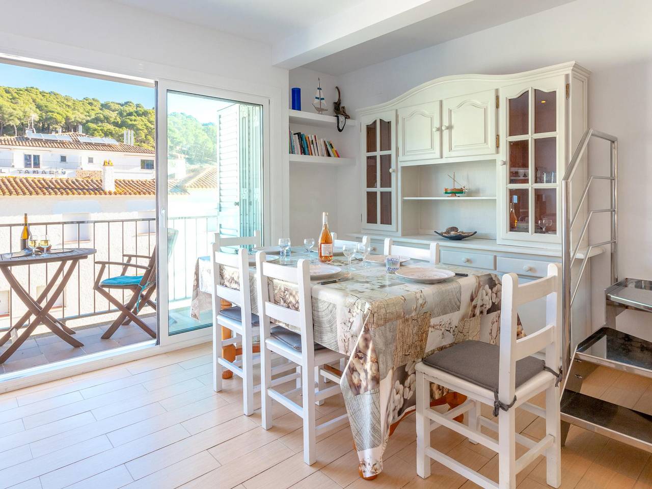 Entire apartment, Sali 3 - Bonito apartamento a tan sólo 50m de la playa de Tamariu in Tamariu, Costa Brava