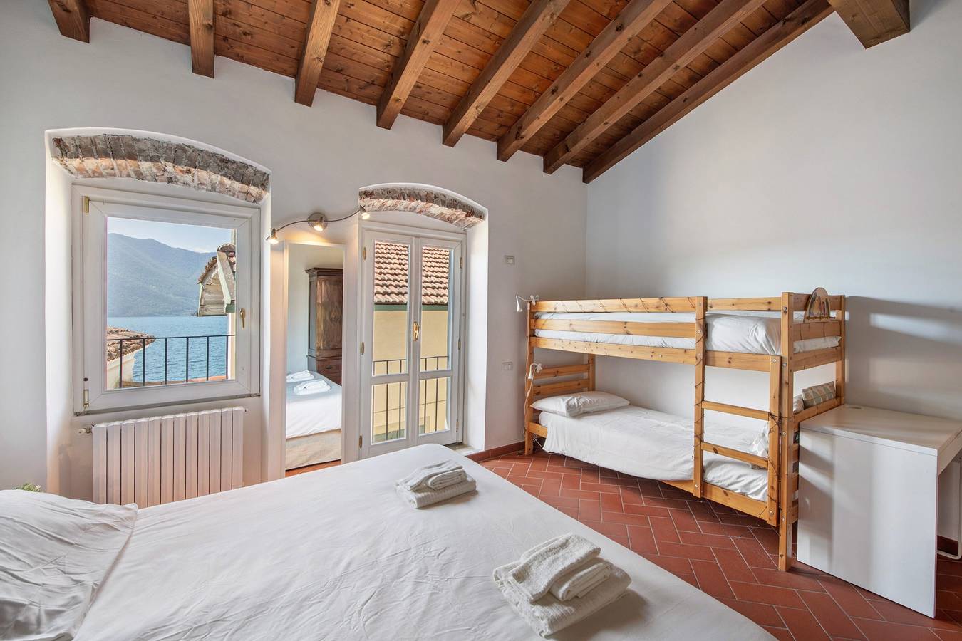 Ganze Wohnung, Ferienwohnung 'Il Giardino Segreto' mit Seeblick, privater Terrasse & Wlan in Sulzano, Iseosee